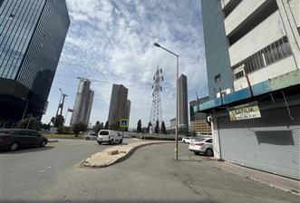 Gıda Çarşısı'nın Kalbinde Yol Cepheli 3 katlı Satılık Dükkan 