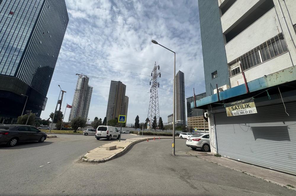 Gıda Çarşısı'nın Kalbinde Yol Cepheli 3 katlı Satılık Dükkan 