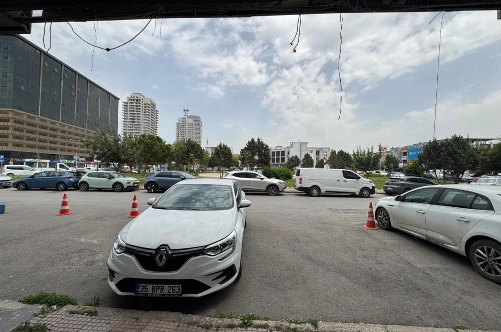 Gıda Çarşısı'nın Kalbinde Park Cepheli 3 katlı Satılık Dükkan