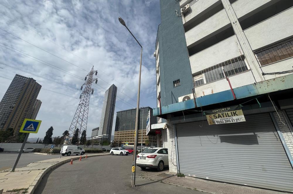 Gıda Çarşısı'nın Kalbinde Yol Cepheli 3 katlı Satılık Dükkan 