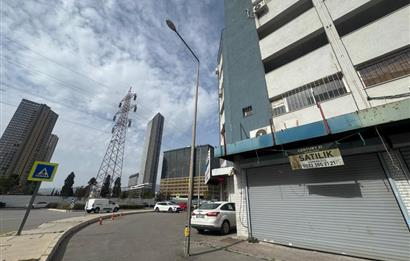 Gıda Çarşısı'nın Kalbinde Yol Cepheli 3 katlı Satılık Dükkan 