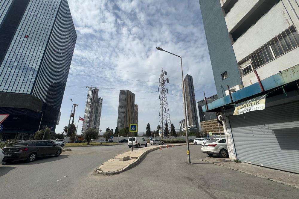 Gıda Çarşısı'nın Kalbinde Yol Cepheli 3 katlı Satılık Dükkan 