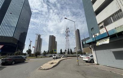 Gıda Çarşısı'nın Kalbinde Yol Cepheli 3 katlı Satılık Dükkan 