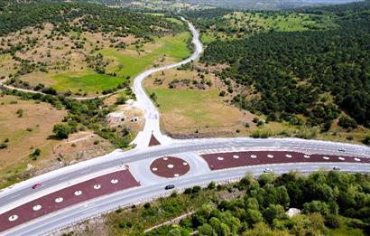C21 MY MADRA DAN ANA ASFALTDA TİCARİ KULLANIMA UYGUN 9331 M2..