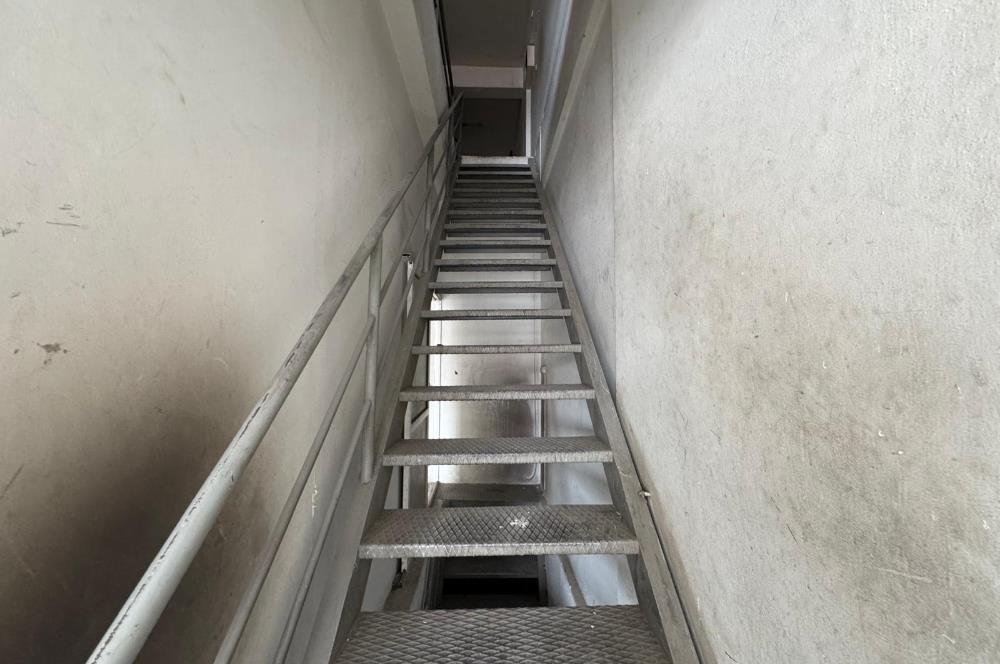 Gıda Çarşısı'nın Kalbinde Yol Cepheli 3 katlı Satılık Dükkan 