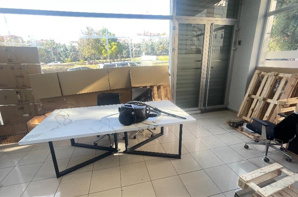 ESATPAŞA OTOBAN YAN YOL ÜZERİNDE ,OTOBANA CEPHELİ DEPOLU DÜKKAN