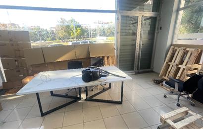 ESATPAŞA OTOBAN YAN YOL ÜZERİNDE ,OTOBANA CEPHELİ DEPOLU DÜKKAN