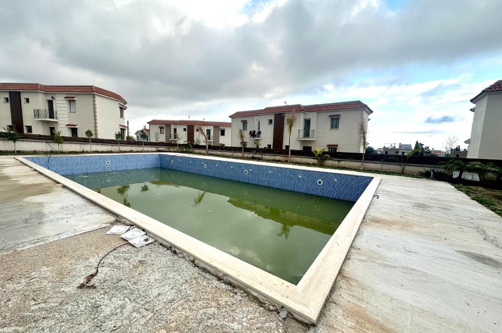 KKTC Girne Çatalköy'de Site İçerisinde Anayola Yakın Satılık 3+1 İkiz Villalar