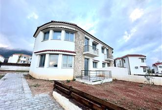 KKTC Girne Çatalköy'de Site İçerisinde Anayola Yakın Satılık 3+1 İkiz Villalar