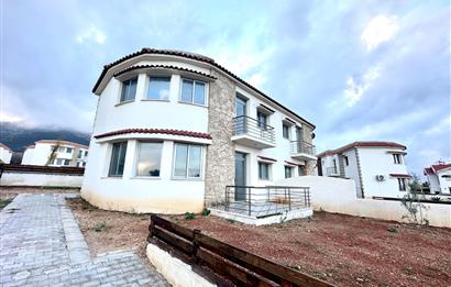 KKTC Girne Çatalköy'de Site İçerisinde Anayola Yakın Satılık 3+1 İkiz Villalar