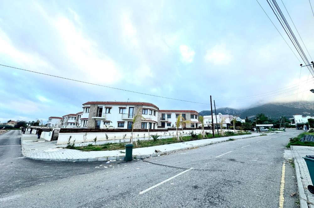 KKTC Girne Çatalköy'de Site İçerisinde Anayola Yakın Satılık 3+1 İkiz Villalar