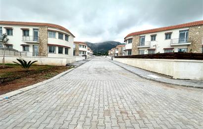 KKTC Girne Çatalköy'de Site İçerisinde Anayola Yakın Satılık 3+1 İkiz Villalar