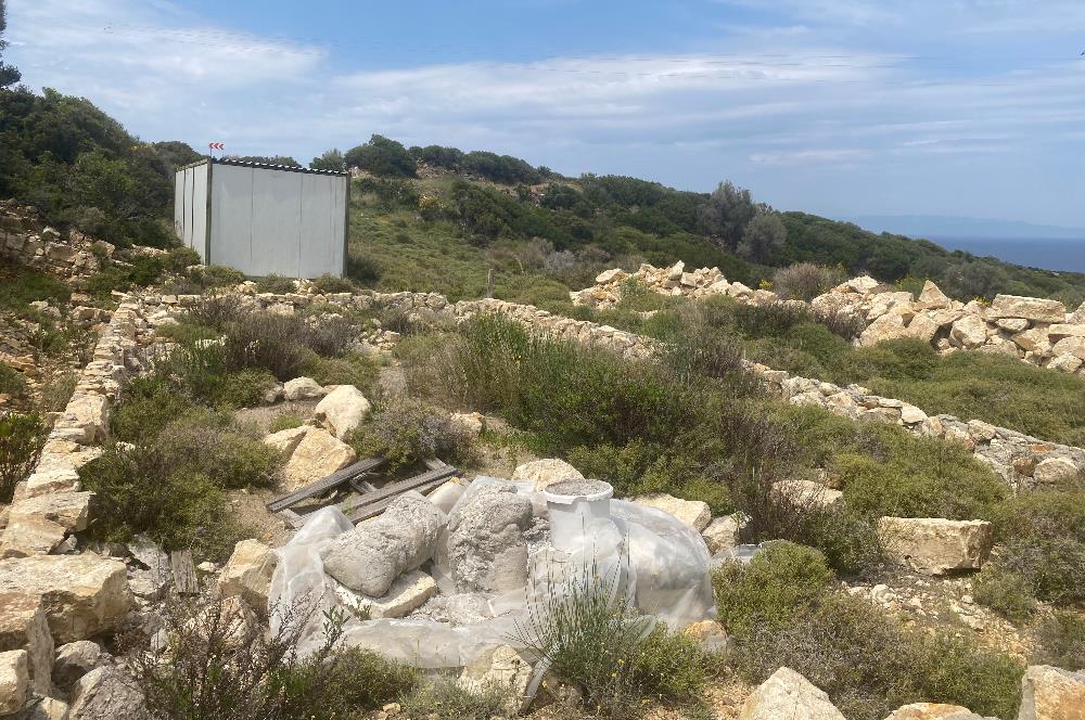 Karaburun da kapanmaz deniz manzaralı Tarla