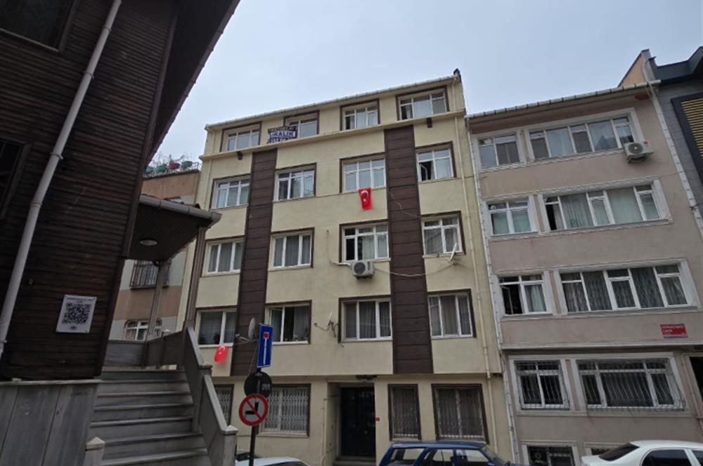 Firuzağa Mahallesi Ekmekçibaşı'nda Bakımlı 3+1 Kiralık Daire
