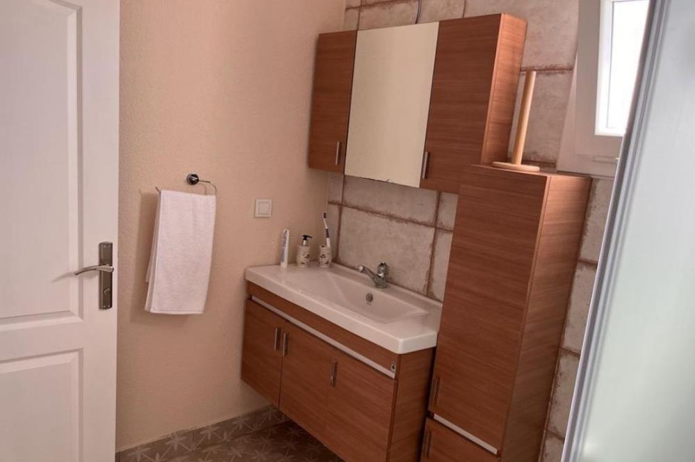 GÜMÜŞLÜK SAHİLE 1 KM DENİZ MANZARALI 2+1 EŞYALI YAZLIK DAİRE
