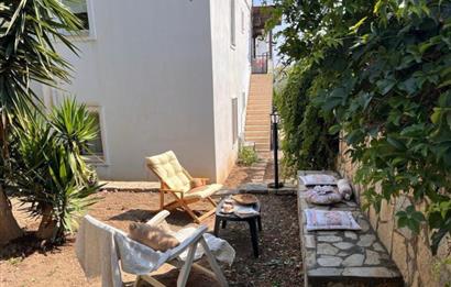 GÜMÜŞLÜK SAHİLE 1 KM DENİZ MANZARALI 2+1 EŞYALI YAZLIK DAİRE
