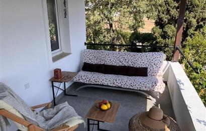 GÜMÜŞLÜK SAHİLE 1 KM DENİZ MANZARALI 2+1 EŞYALI YAZLIK DAİRE