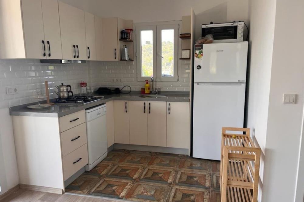 GÜMÜŞLÜK SAHİLE 1 KM DENİZ MANZARALI 2+1 EŞYALI YAZLIK DAİRE