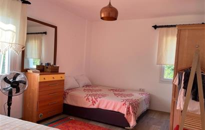 GÜMÜŞLÜK SAHİLE 1 KM DENİZ MANZARALI 2+1 EŞYALI YAZLIK DAİRE