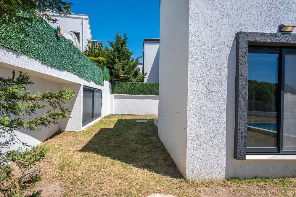 Bodrum Akyarlar Sahiline Yürüme Yakınlığında 450m² Arsa İçinde Özel Havuzlu Tam Müstakil 4+1 Villa