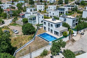 Bodrum Akyarlar Sahiline Yürüme Yakınlığında 450m² Arsa İçinde Özel Havuzlu Tam Müstakil 4+1 Villa