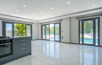 Bodrum Akyarlar Sahiline Yürüme Yakınlığında 450m² Arsa İçinde Özel Havuzlu Tam Müstakil 4+1 Villa