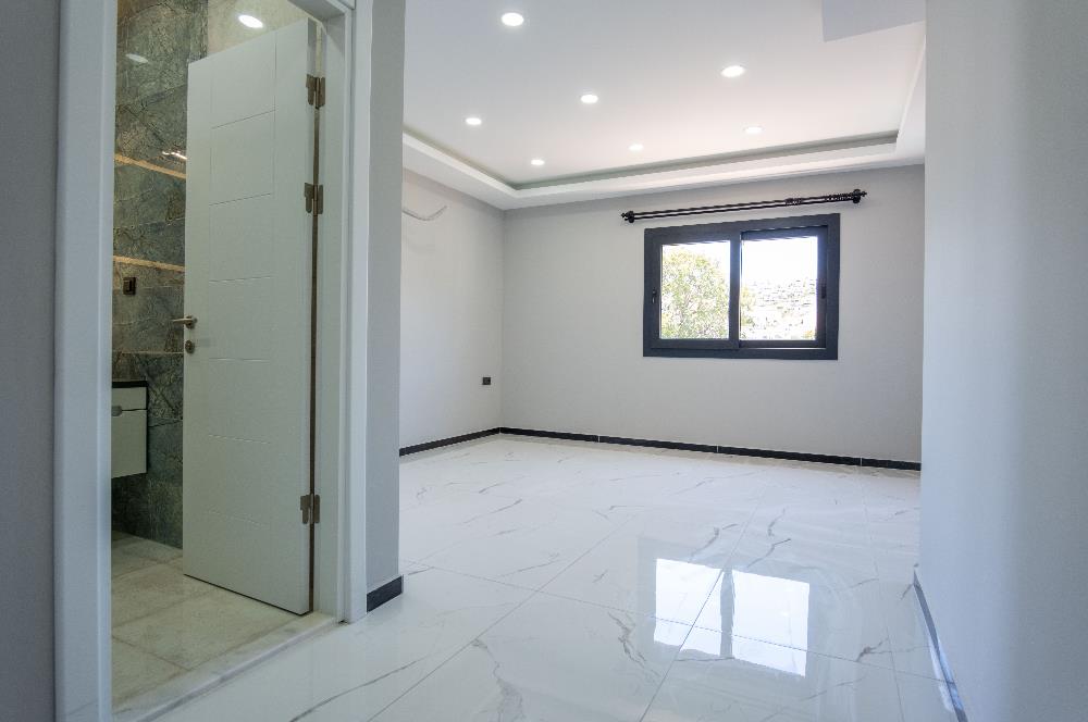 Bodrum Akyarlar Sahiline Yürüme Yakınlığında 450m² Arsa İçinde Özel Havuzlu Tam Müstakil 4+1 Villa