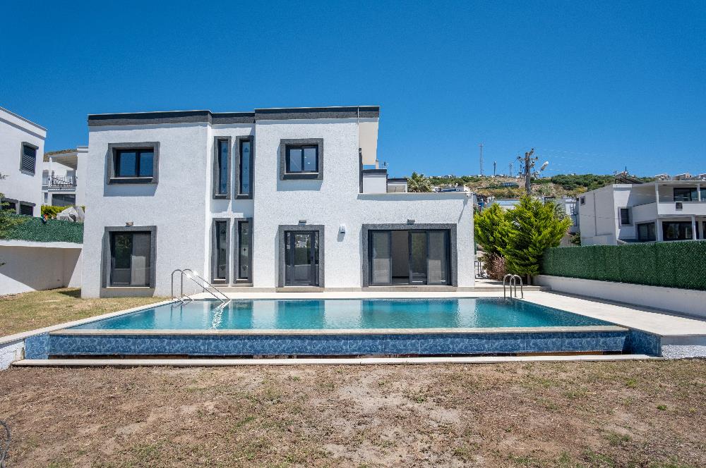 Bodrum Akyarlar Sahiline Yürüme Yakınlığında 450m² Arsa İçinde Özel Havuzlu Tam Müstakil 4+1 Villa