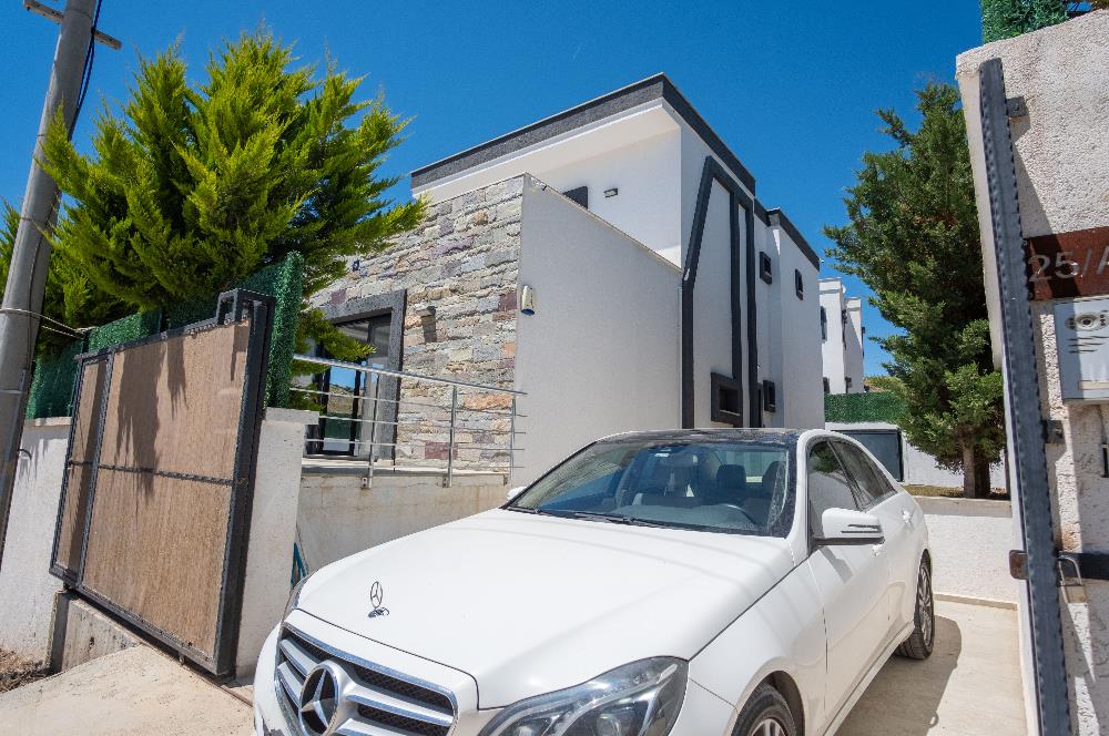 Bodrum Akyarlar Sahiline Yürüme Yakınlığında 450m² Arsa İçinde Özel Havuzlu Tam Müstakil 4+1 Villa