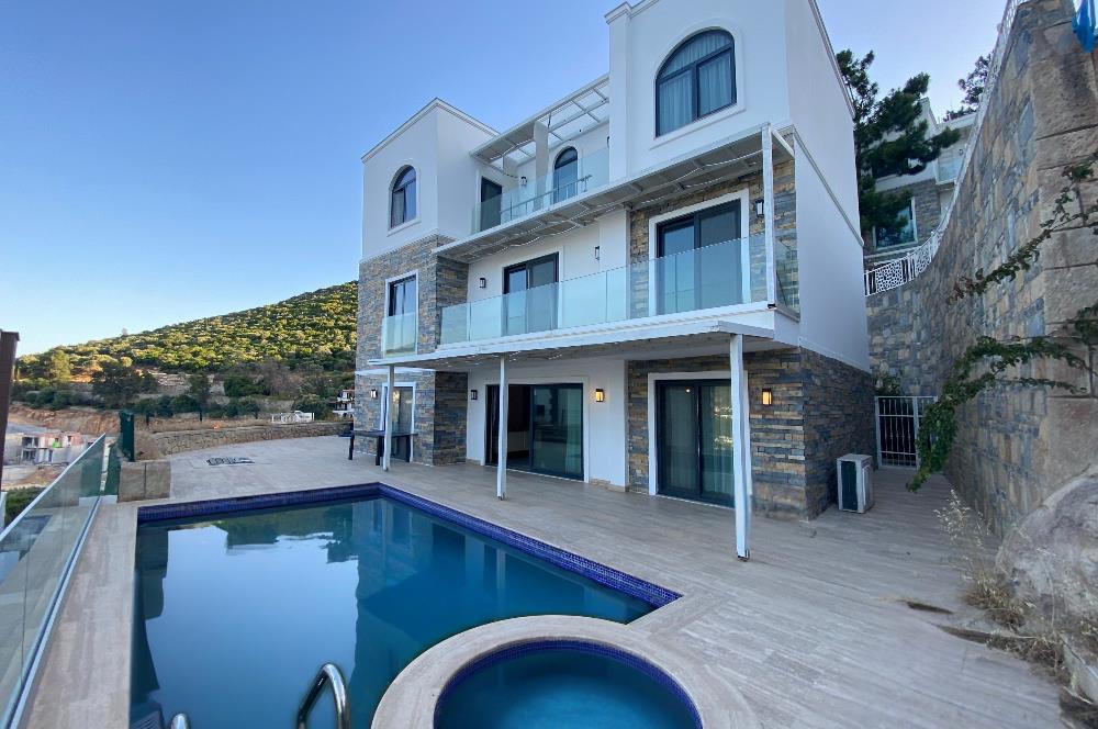 Bodrum Torba’da Kiralık Tüm Katlardan Deniz Manzaralı ve Özel Havuzlu Müstakil 5+1 Lüks Villa