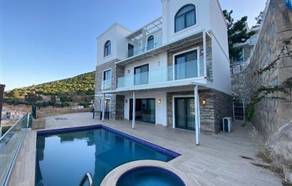 Bodrum Torba’da Kiralık Tüm Katlardan Deniz Manzaralı ve Özel Havuzlu Müstakil 5+1 Lüks Villa
