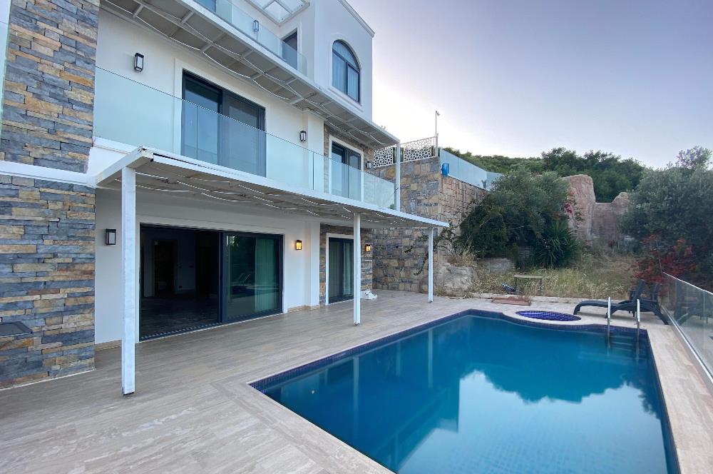 Bodrum Torba’da Kiralık Tüm Katlardan Deniz Manzaralı ve Özel Havuzlu Müstakil 5+1 Lüks Villa