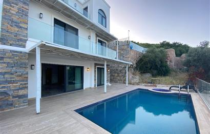 Bodrum Torba’da Kiralık Tüm Katlardan Deniz Manzaralı ve Özel Havuzlu Müstakil 5+1 Lüks Villa