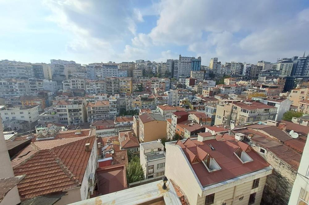 GÜMÜŞSUYU İNÖNÜ CADDESİNE PARALEL SOKAKTA SATILIK BİNA