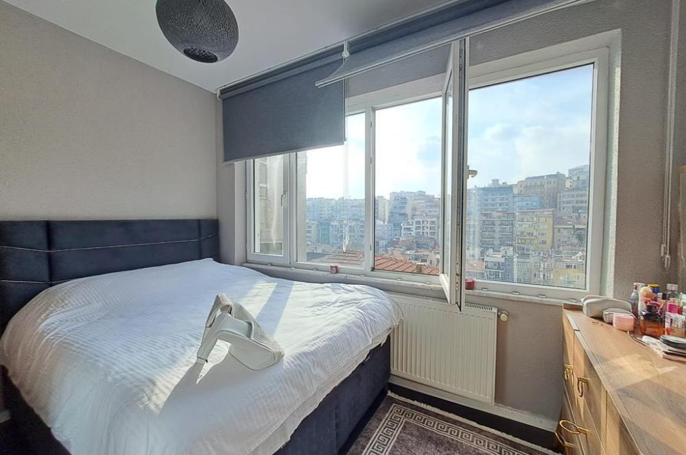 GÜMÜŞSUYU İNÖNÜ CADDESİNE PARALEL SOKAKTA SATILIK BİNA