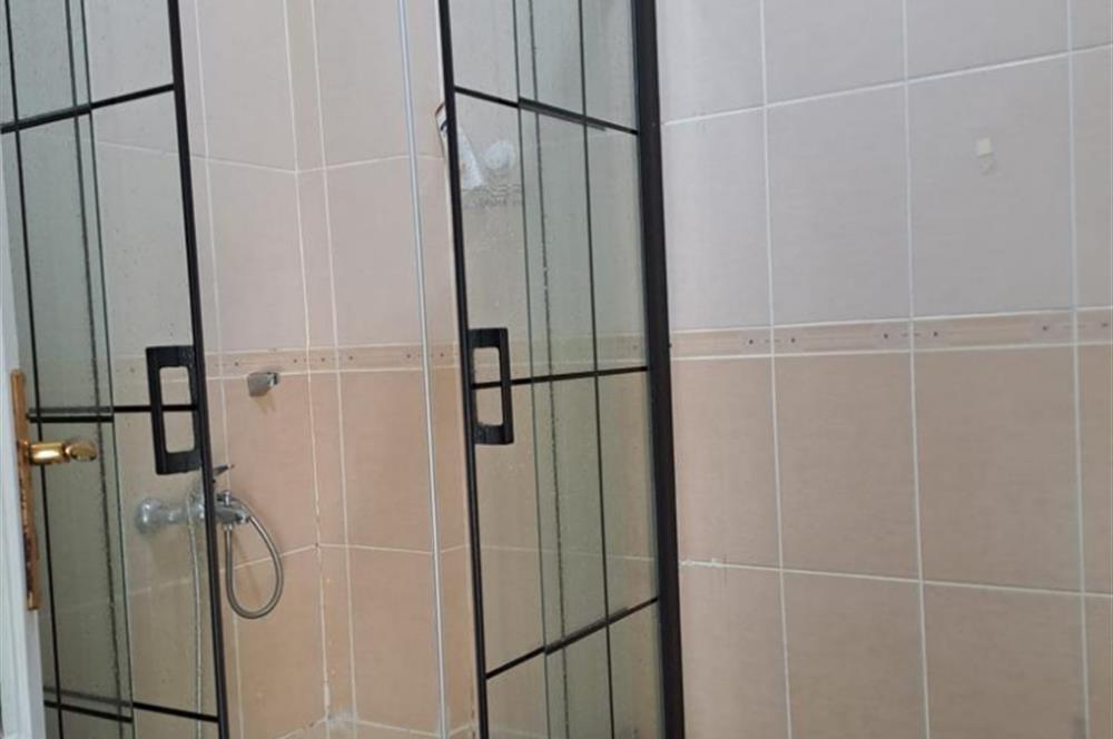 GÜMÜŞSUYU İNÖNÜ CADDESİNE PARALEL SOKAKTA SATILIK BİNA
