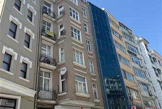 TAKSİM MEYDAN'DA ANA CADDE ÜZERİNDE SATILIK GİRİŞ KATI DAİRE