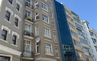TAKSİM MEYDAN'DA ANA CADDE ÜZERİNDE SATILIK GİRİŞ KATI DAİRE