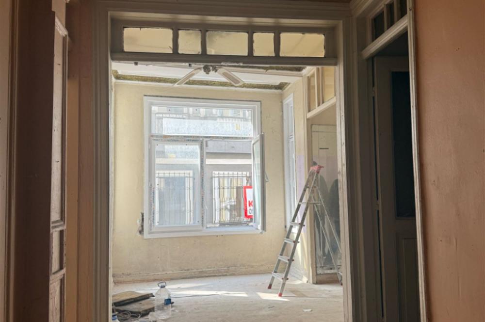 TAKSİM MEYDAN'DA ANA CADDE ÜZERİNDE SATILIK GİRİŞ KATI DAİRE