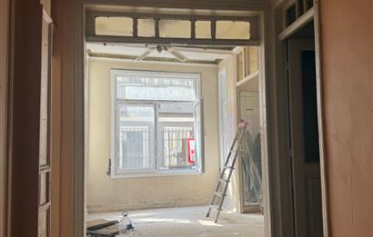 TAKSİM MEYDAN'DA ANA CADDE ÜZERİNDE SATILIK GİRİŞ KATI DAİRE