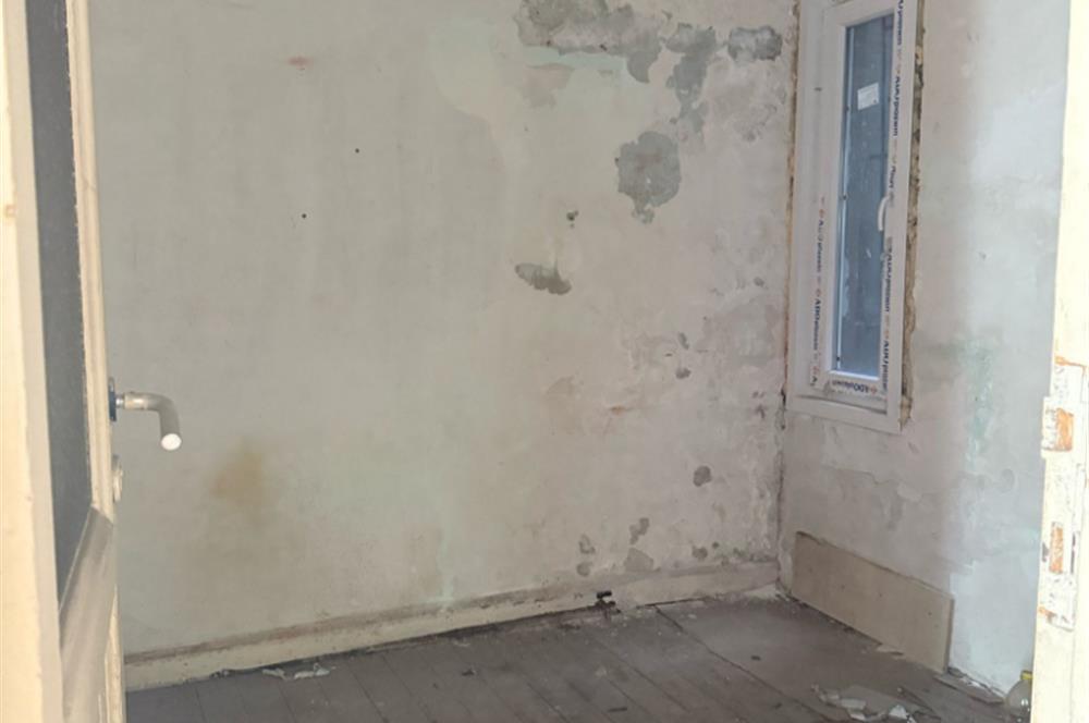 TAKSİM MEYDAN'DA ANA CADDE ÜZERİNDE SATILIK GİRİŞ KATI DAİRE