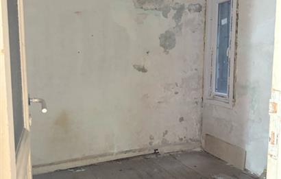 TAKSİM MEYDAN'DA ANA CADDE ÜZERİNDE SATILIK GİRİŞ KATI DAİRE