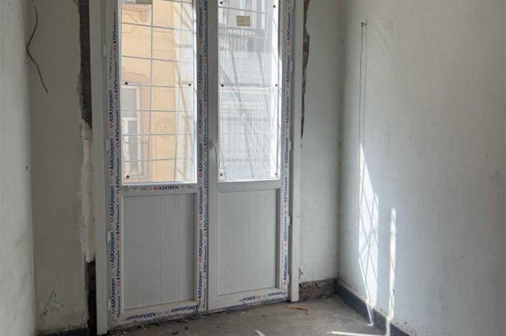 TAKSİM MEYDAN'DA ANA CADDE ÜZERİNDE SATILIK GİRİŞ KATI DAİRE