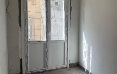 TAKSİM MEYDAN'DA ANA CADDE ÜZERİNDE SATILIK GİRİŞ KATI DAİRE
