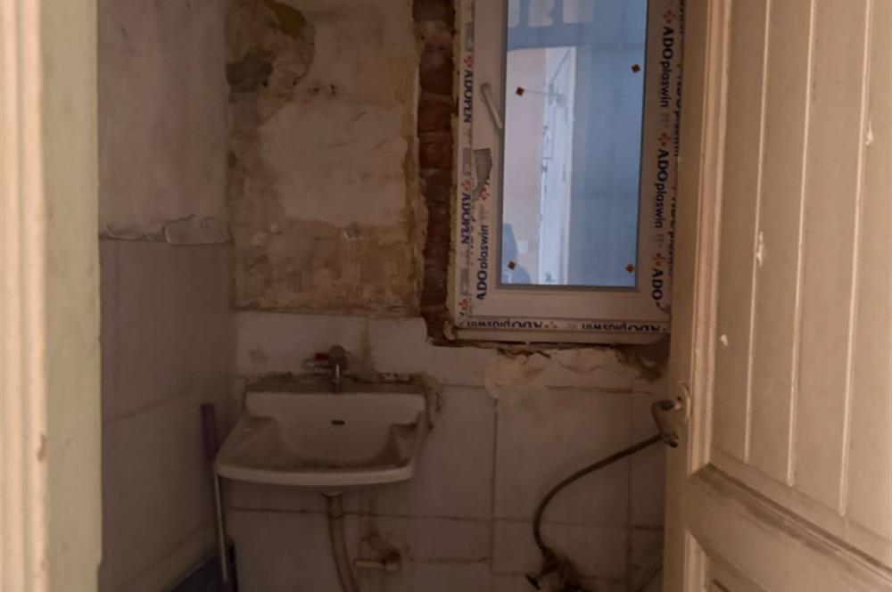 TAKSİM MEYDAN'DA ANA CADDE ÜZERİNDE SATILIK GİRİŞ KATI DAİRE
