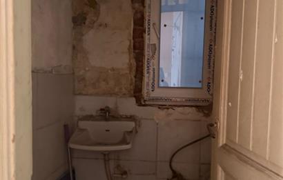 TAKSİM MEYDAN'DA ANA CADDE ÜZERİNDE SATILIK GİRİŞ KATI DAİRE