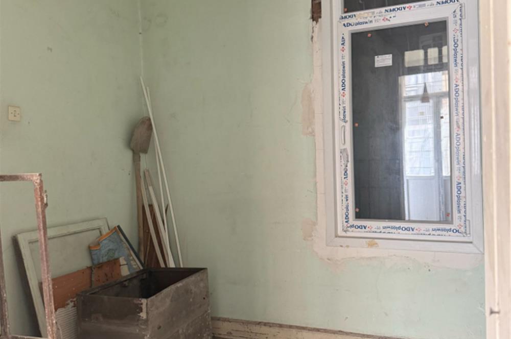 TAKSİM MEYDAN'DA ANA CADDE ÜZERİNDE SATILIK GİRİŞ KATI DAİRE