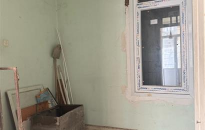 TAKSİM MEYDAN'DA ANA CADDE ÜZERİNDE SATILIK GİRİŞ KATI DAİRE