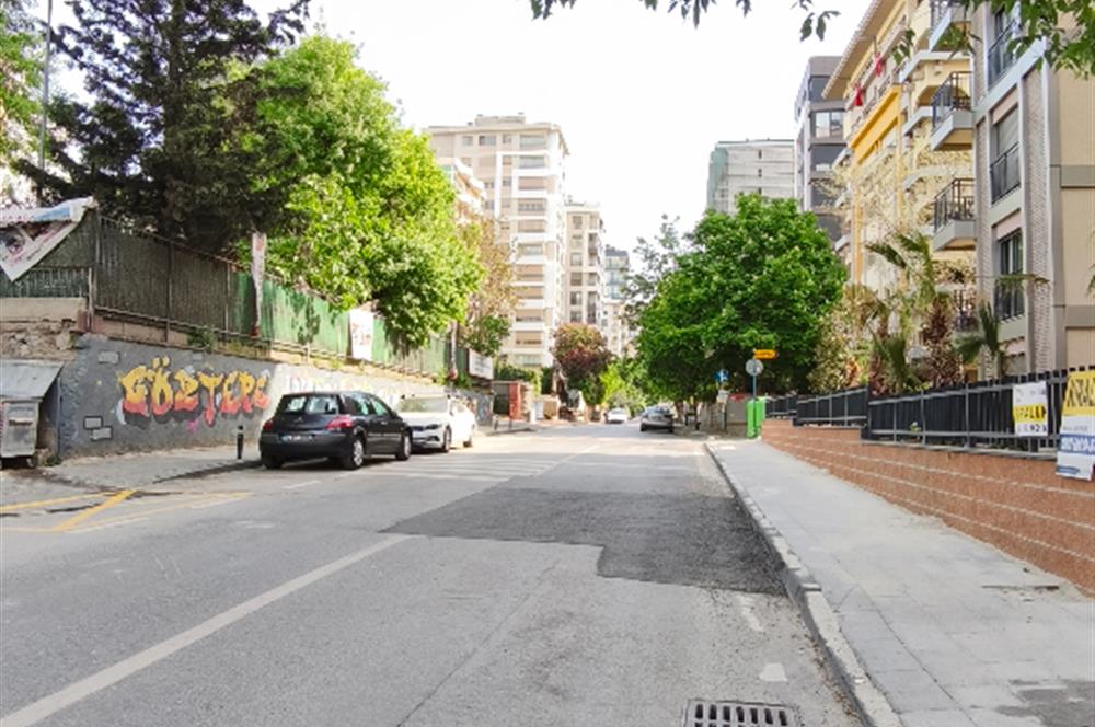 Kadıköy Göztepe Tanzimat Sokak'ta Bağdat Caddesi Yakını 1+1 Satılık Daire