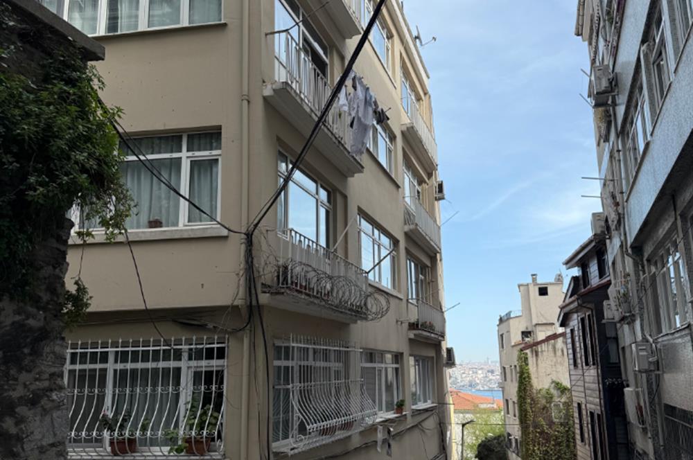 GÜMÜŞSUYU İNÖNÜ CADDESİNE YAKIN EN ÜST KAT FERAH SATILIK DAİRE